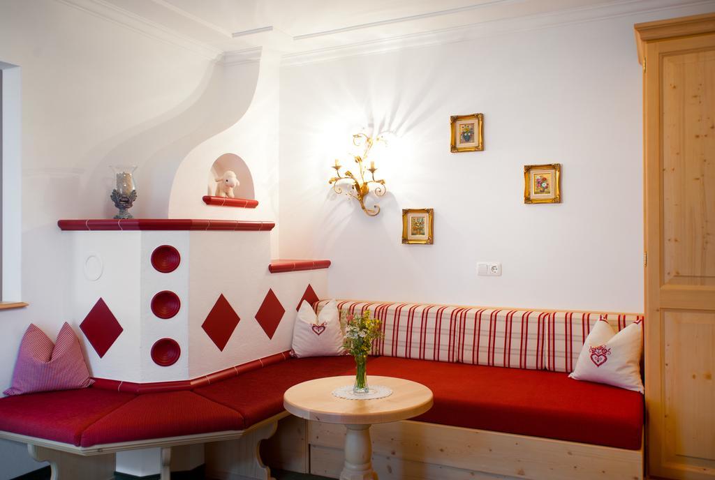 Ferienschloessl Harmonie Hotel Holzgau Phòng bức ảnh