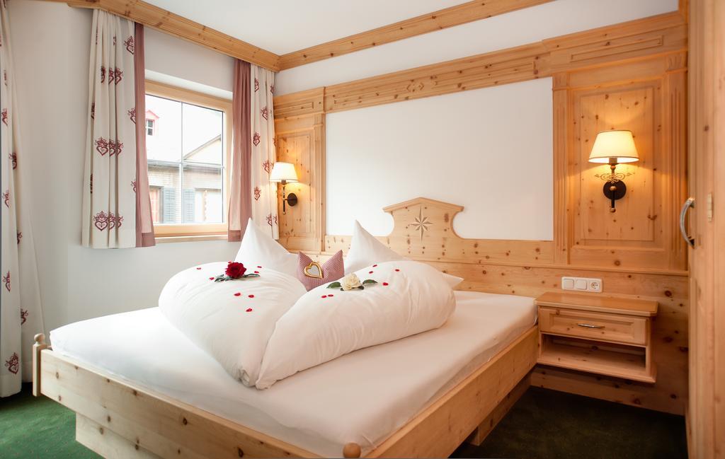Ferienschloessl Harmonie Hotel Holzgau Phòng bức ảnh