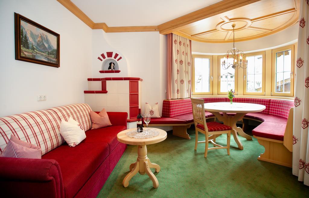 Ferienschloessl Harmonie Hotel Holzgau Phòng bức ảnh