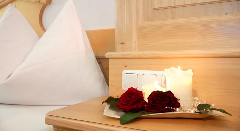 Ferienschloessl Harmonie Hotel Holzgau Phòng bức ảnh