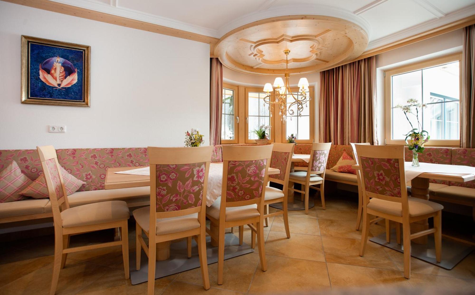 Ferienschloessl Harmonie Hotel Holzgau Ngoại thất bức ảnh