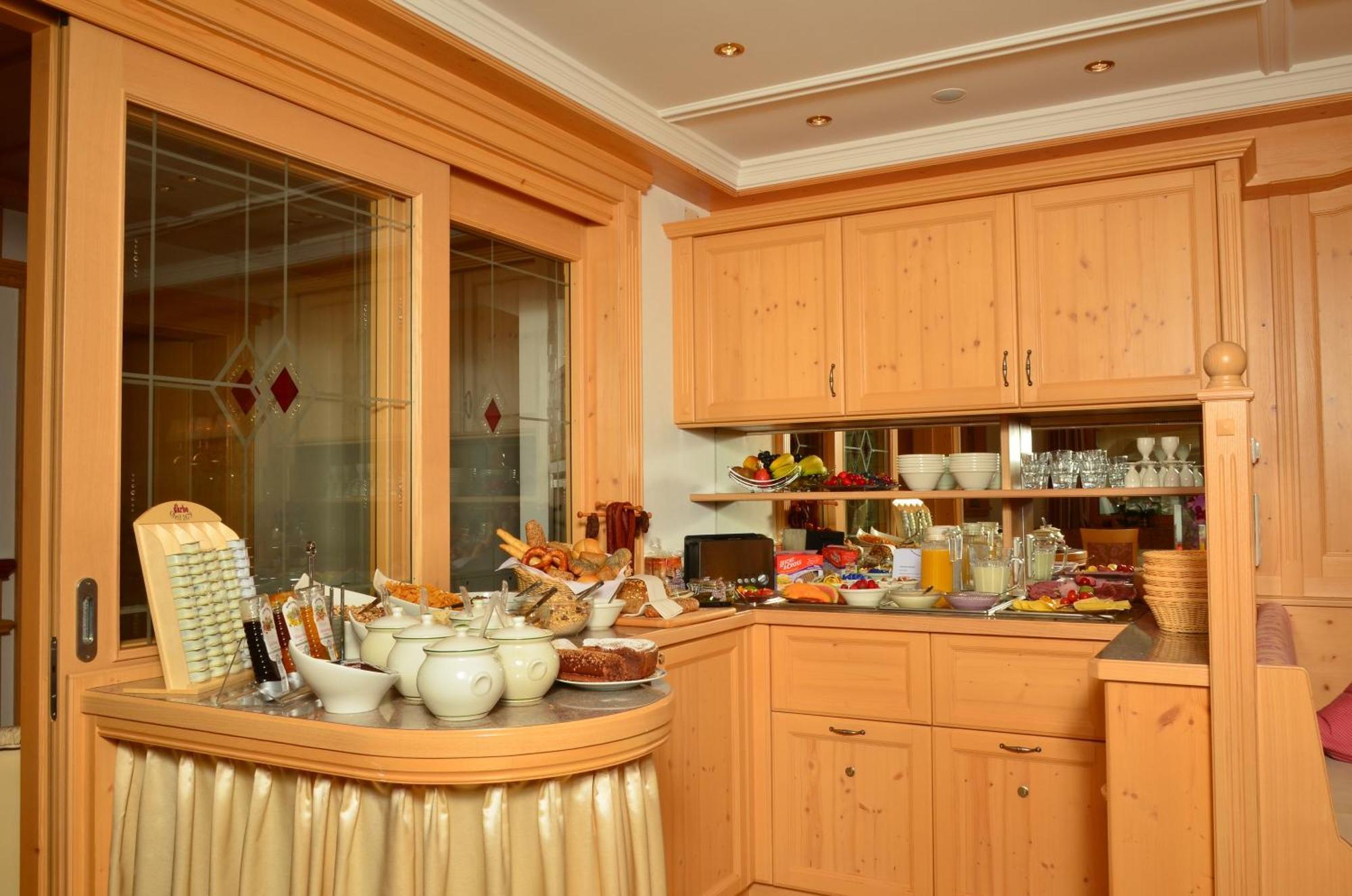Ferienschloessl Harmonie Hotel Holzgau Phòng bức ảnh